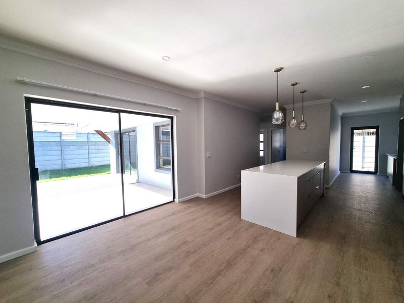 Renovated Family Home to Rent in Parklands - Photo 5