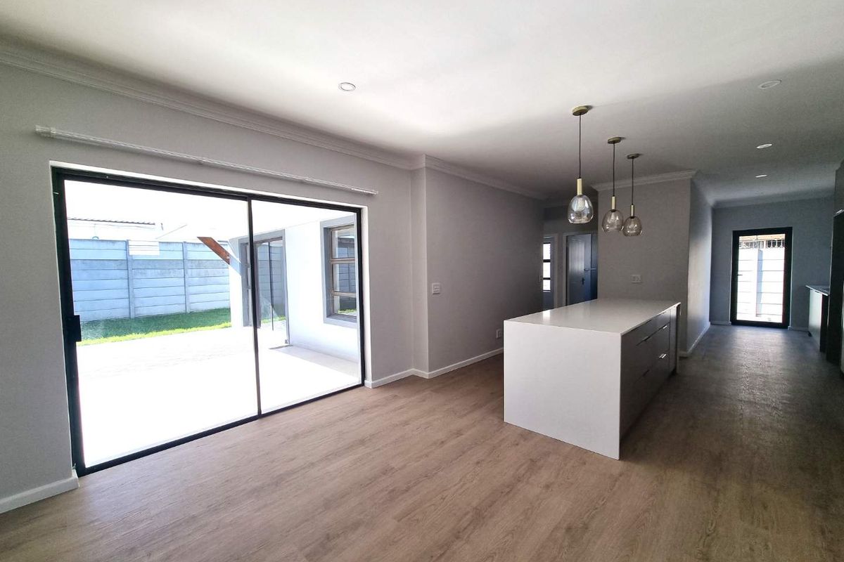 Renovated Family Home to Rent in Parklands - Photo 5
