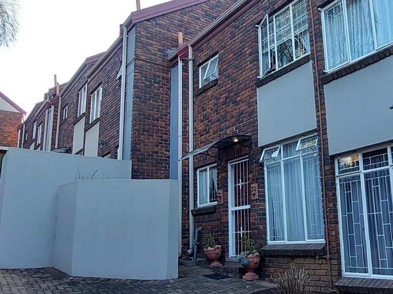 Modern 2-Bed Townhouse with Lock-Up Garage & Pet-Friendly Perks - Photo 7