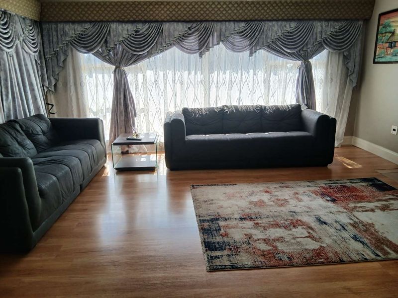 Large Family Home for Sale - Photo 2