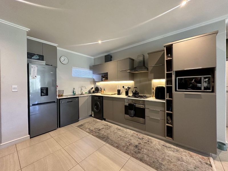 VERY PRIVATE AND MODERN 2 BEDROOM GROUND FLOOR UNIT IN BRYANSTON FOR RENT!! - Photo 2