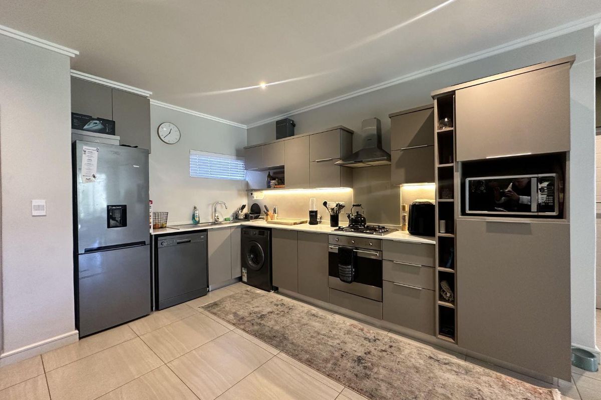 VERY PRIVATE AND MODERN 2 BEDROOM GROUND FLOOR UNIT IN BRYANSTON FOR RENT!! - Photo 2