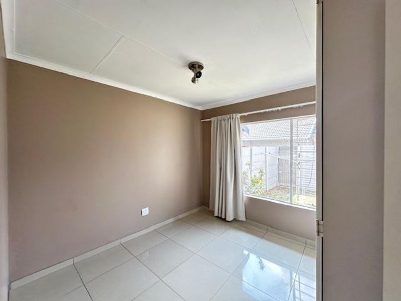 Charming 2-Bedroom Townhouse for Sale in Rooihuiskraal – Ideal for First-Time Buyers or Investors - Photo 9