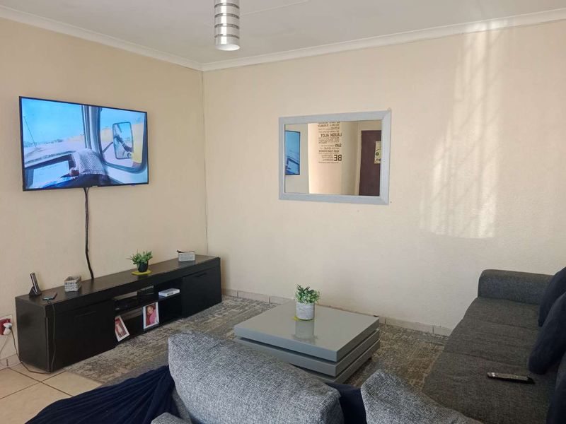 3 Bedroom, 2 Bathroom Simplex To Let - Photo 1