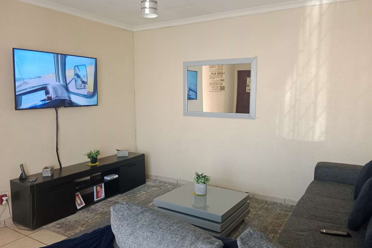 3 Bedroom, 2 Bathroom Simplex To Let - Photo 4
