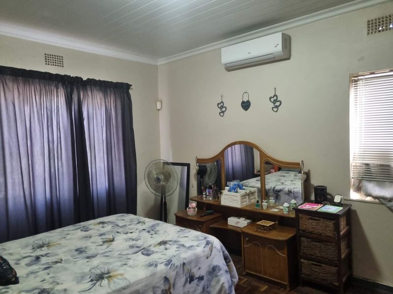 Family home with a small flatlet and pool - Photo 6