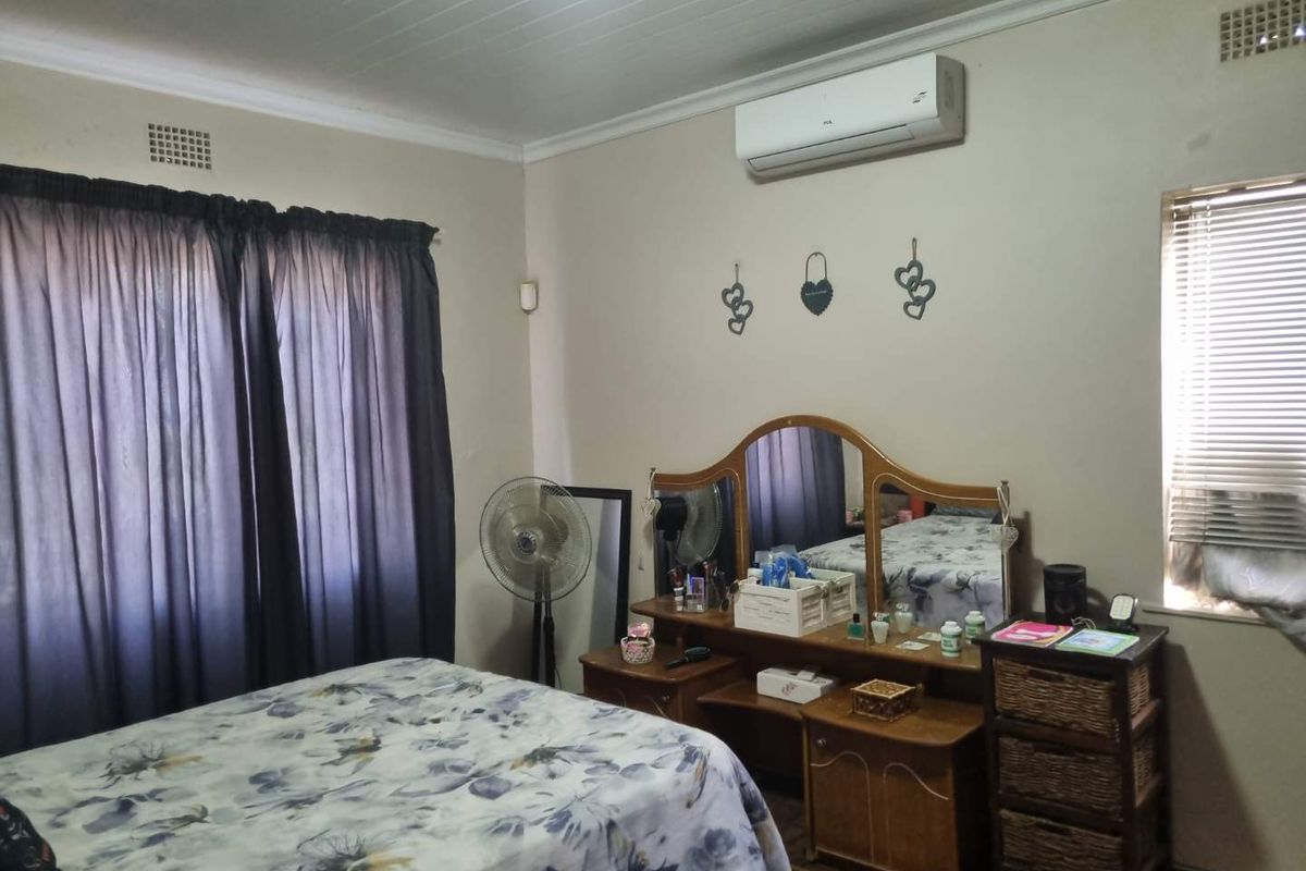 Family home with a small flatlet and pool - Photo 5