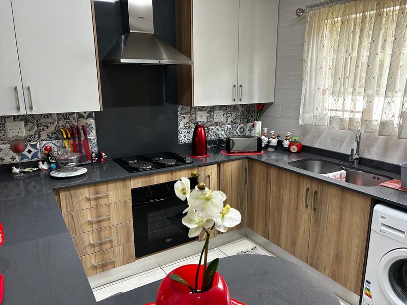 Lovely 2 Bedroom Simplex in a sought after Retirement Village - Photo 10
