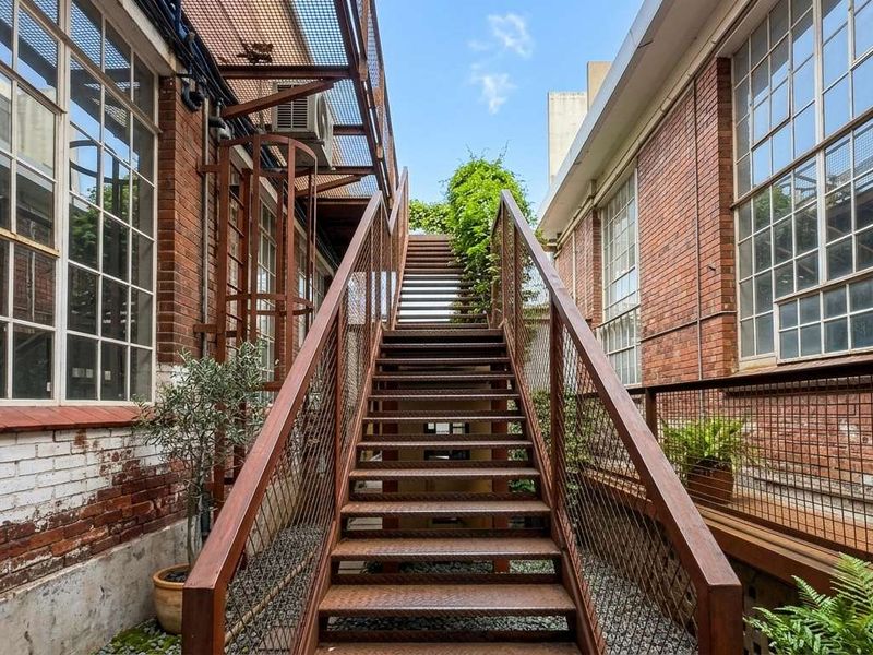 Modern Studio Apartment in the Heart of Maboneng – Ideal for First-Time Buyers or Investors - Photo 2