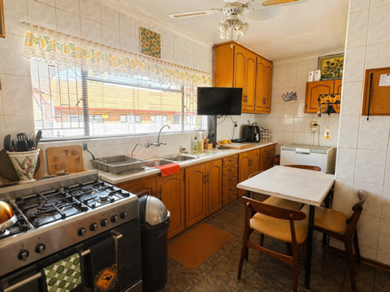 Spacious Family Home with Flatlet - Photo 3