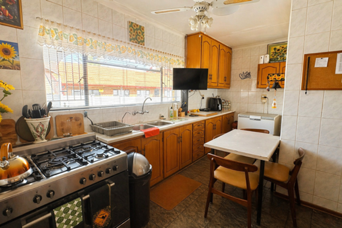 Spacious Family Home with Flatlet - Photo 3