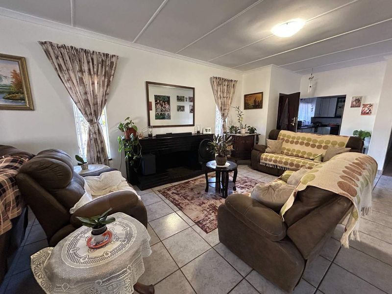 Comfort & Convenience: Large 5-Bedroom Home with Cottage - Photo 4