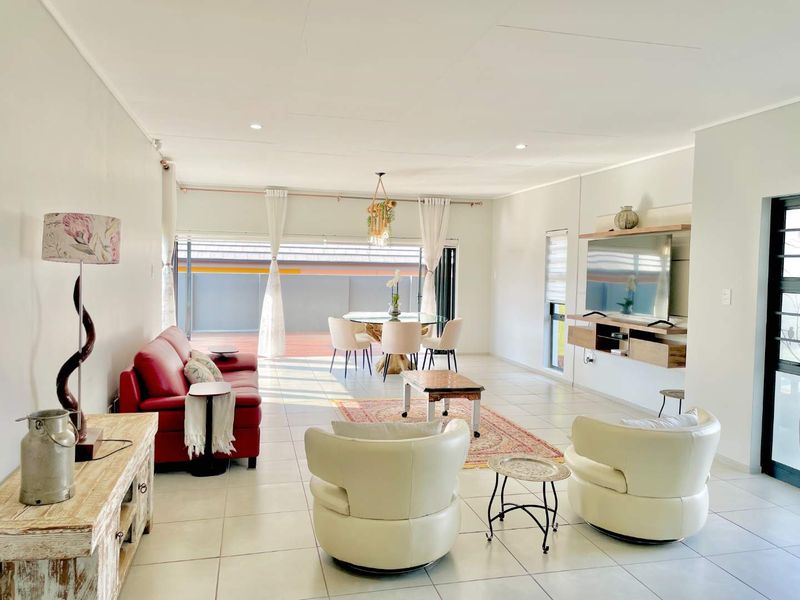 **Modern 4-Bedroom Townhouse in Amberfield - Prime Location Near Amberfield College, Shopping Centers, and Highway Access** - Photo 8