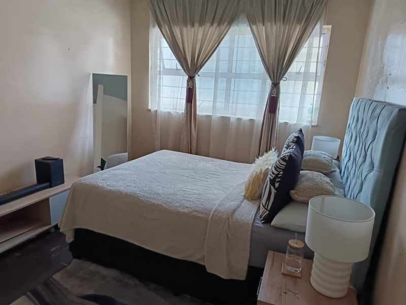 Well maintained secure 2 and half bedroom unit - Photo 10