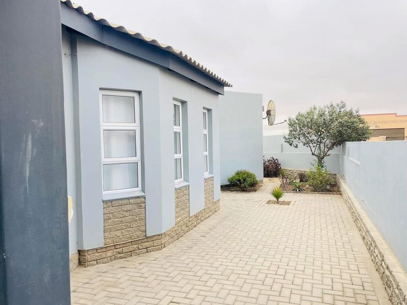 2 Bedroom house & 3 Flats for sale in Tamariskia, Swakopmund. - Photo 3
