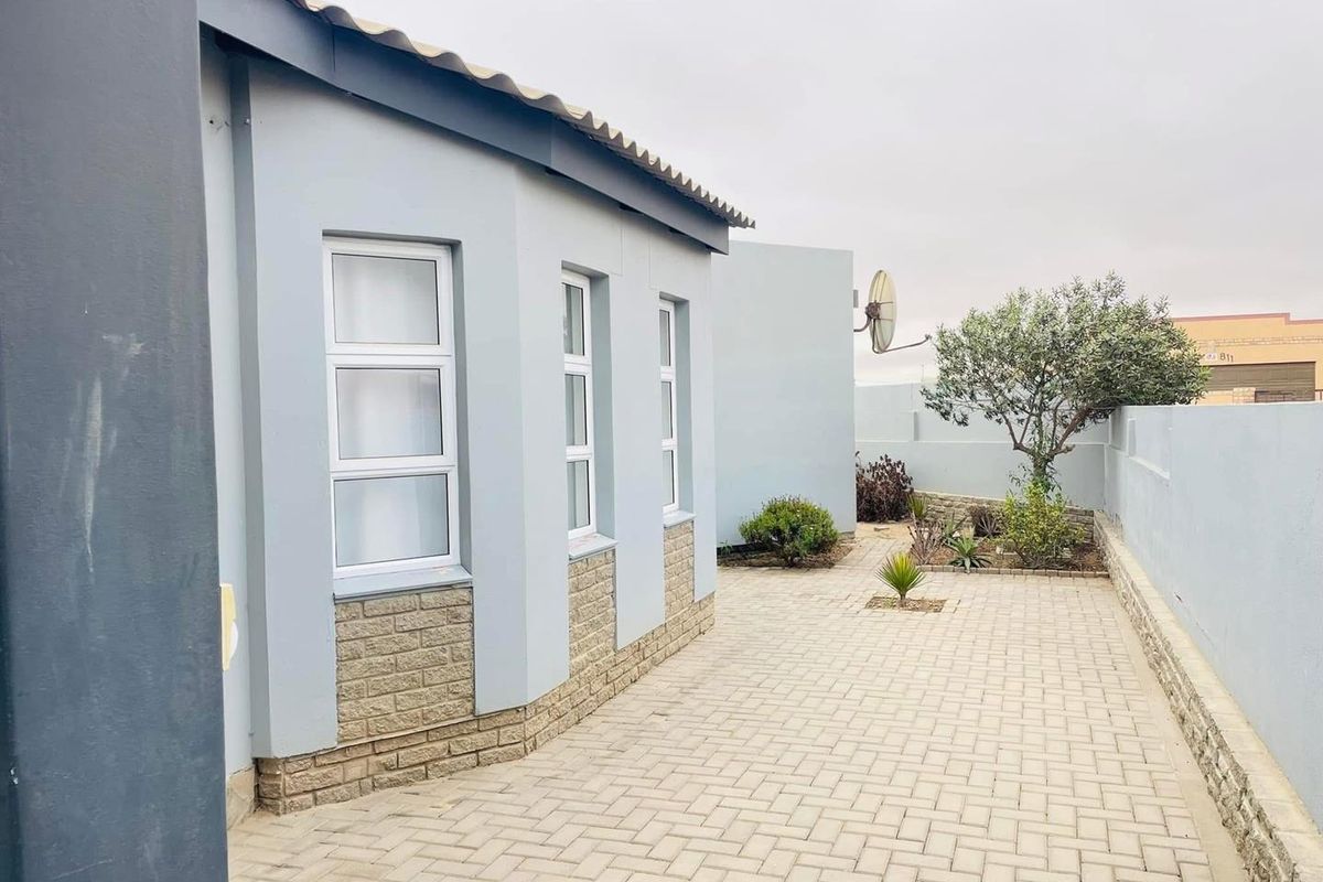 2 Bedroom house & 3 Flats for sale in Tamariskia, Swakopmund. - Photo 3