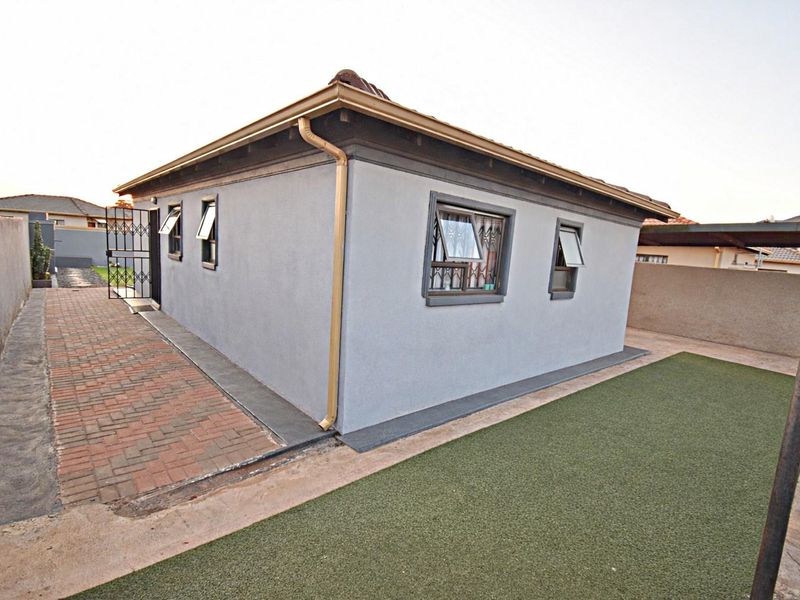 Beautiful Family Home in Dawn City - Photo 3