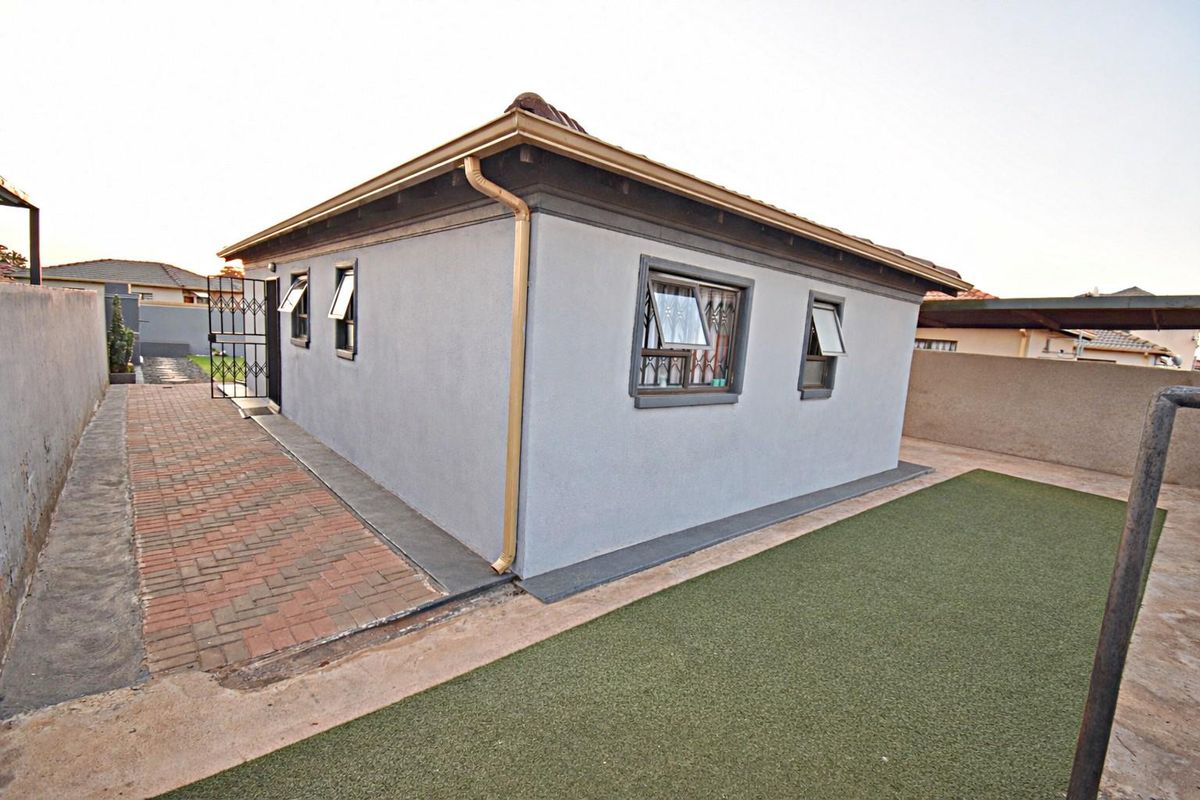 Beautiful Family Home in Dawn City - Photo 3