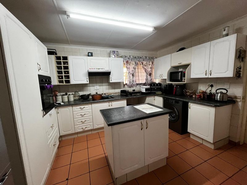 Facebrick Cluster Home set in a sought after complex. - Photo 2