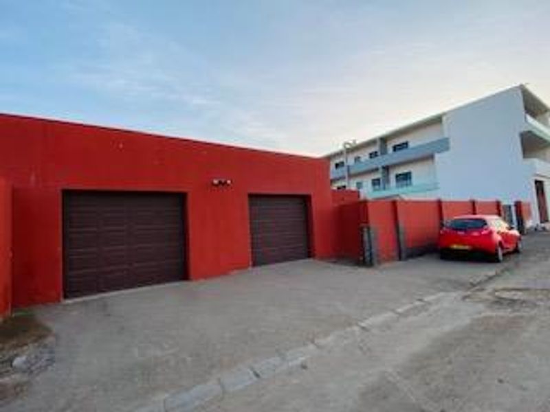 Spacious 6-Bedroom Home with Flat, Triple Garage & Storage – Walvis Bay - Photo 9