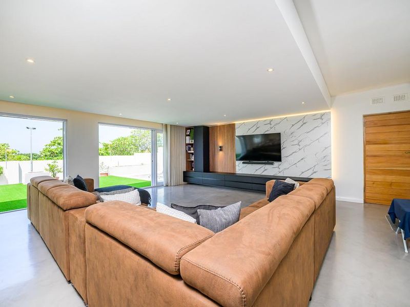 Hendra - Stylishly Renovated Townhouse with Sea Views in Prime La Lucia Location - Photo 10