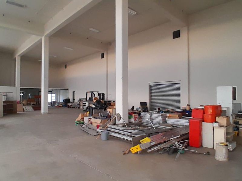 Warehouse/Shop front Space in Beautiful building Prosperita to let - Photo 9