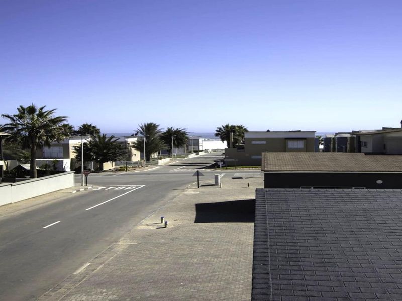 Modern New 4 Bedroom Home near the sea - Photo 3