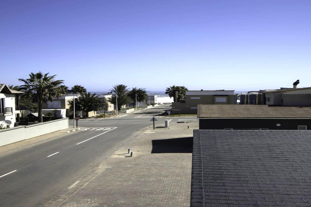 Modern New 4 Bedroom Home near the sea - Photo 3