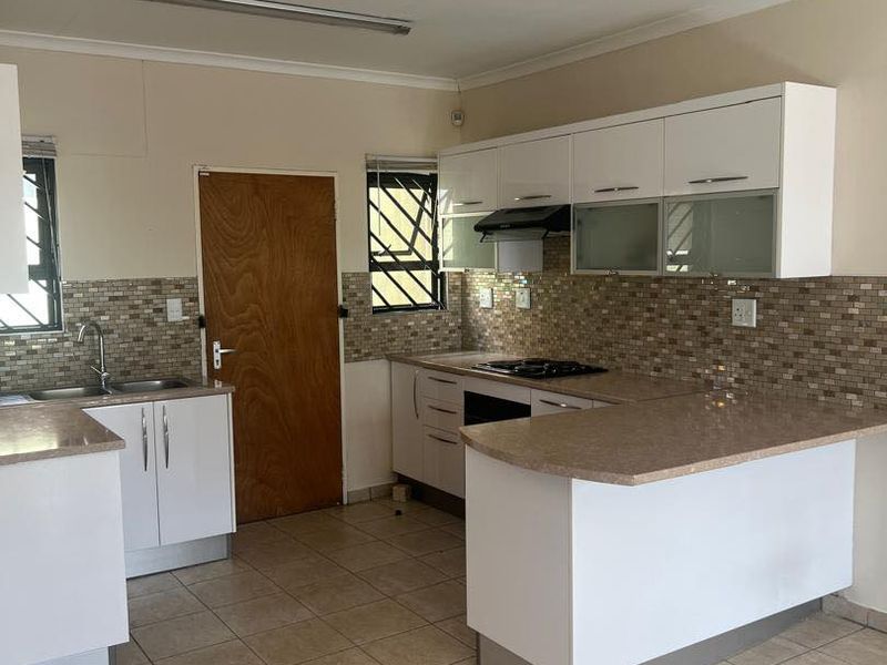 Modern Two bedroom town house for sale in Otjomuise 4 - Photo 5