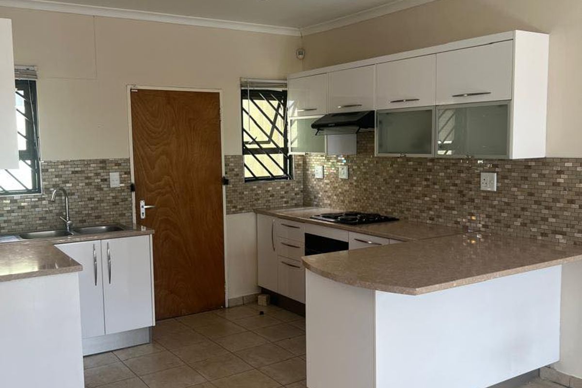 Modern Two bedroom town house for sale in Otjomuise 4 - Photo 5