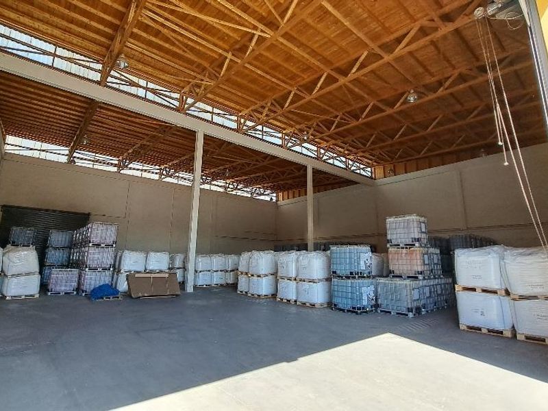 Rare Find! Industrial Warehouse 3650m2 warehouse underroof! Selling as PTY! - Photo 4