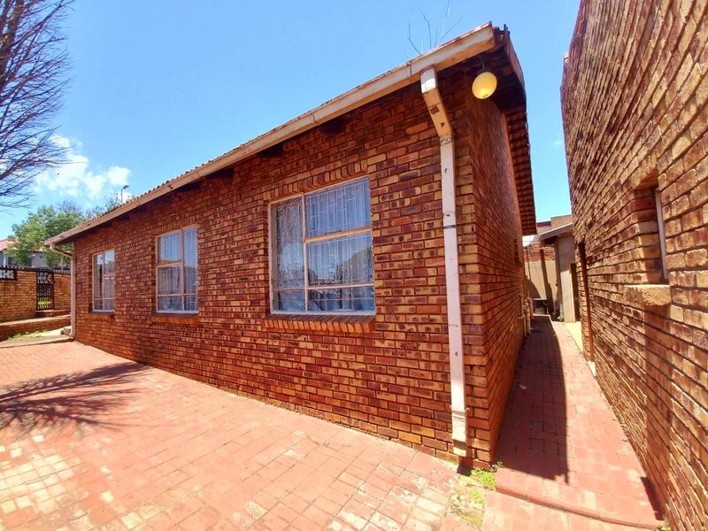 Three bedrooms house for sale in Atteridgeville - Photo 4