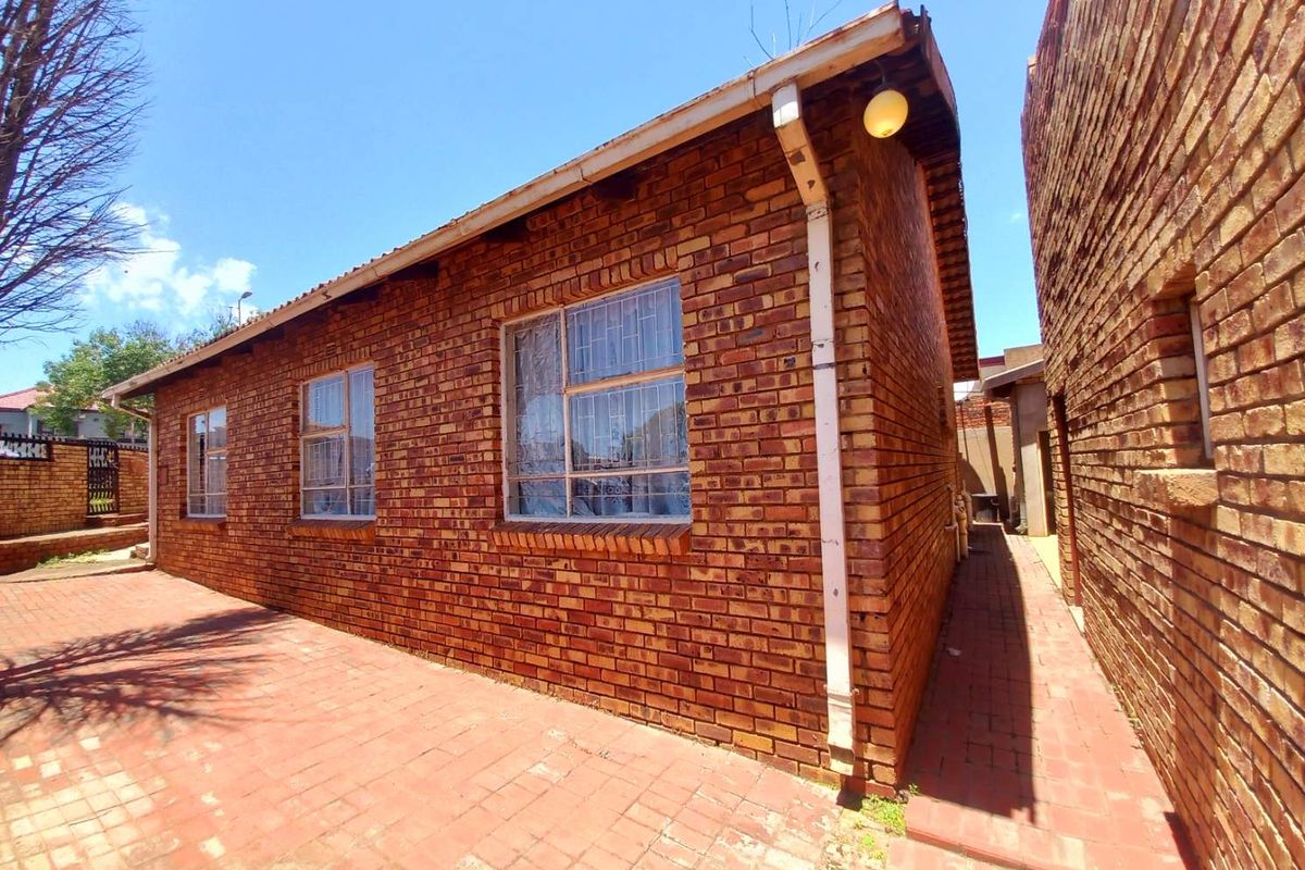 Three bedrooms house for sale in Atteridgeville - Photo 4