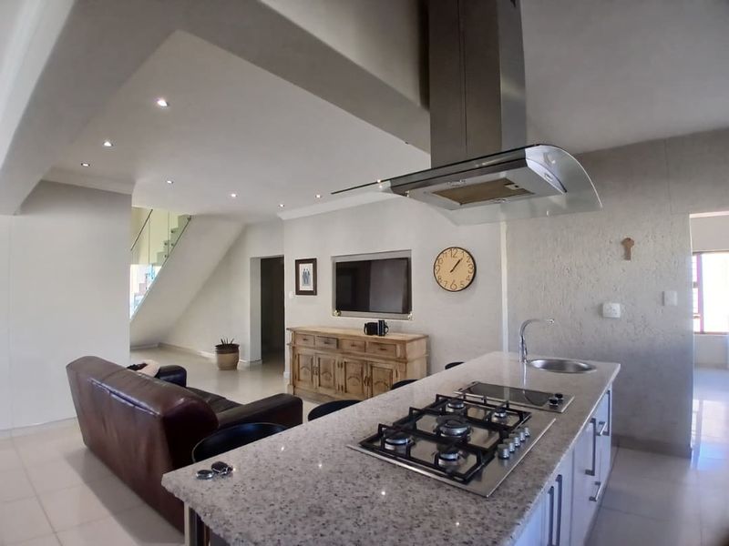 4-Bed Family Home - close to Private School - Photo 10