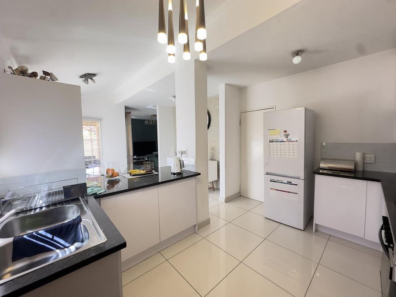 3 Bedroom Duplex with Private Garden - Photo 3