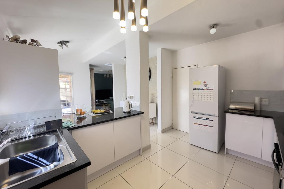 3 Bedroom Duplex with Private Garden - Photo 3