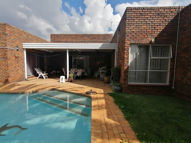 Low maintenance facebrick home in soon to be enclosed area - Photo 7