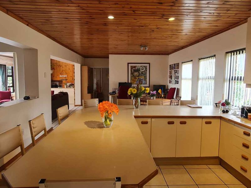 Versatile Family Home & Investment Gem – 3 Self-Contained Flatlets, Stunning Views in Plattekloof - Photo 6