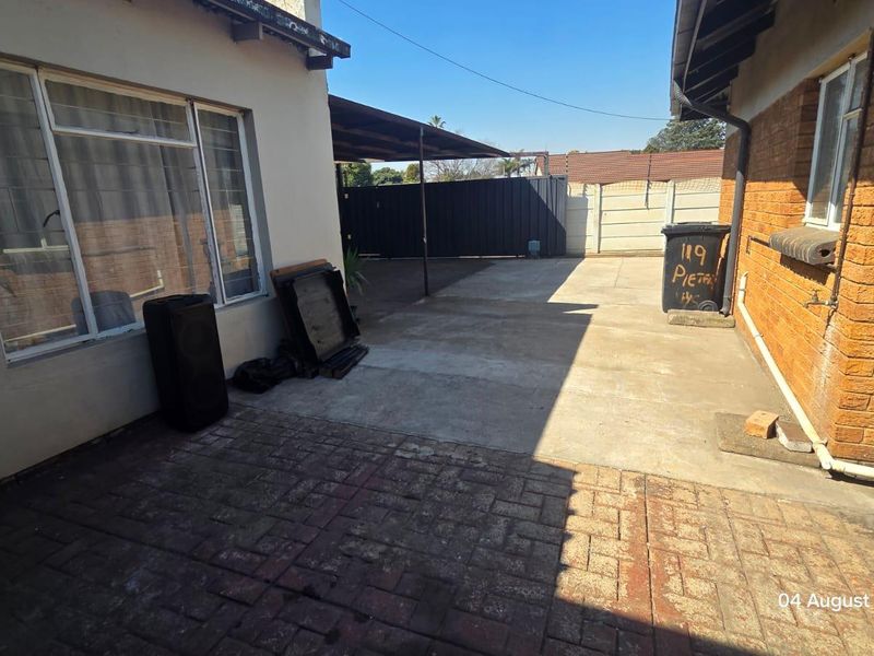 Comfortable family Home with Guest Flatlet & Garden Oasis - Photo 2