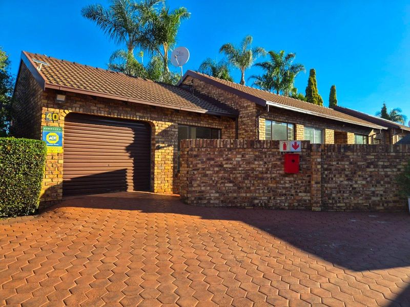 Spacious and light-filled 3-bedroom townhouse available to rent in the sought-after Ilala Palms complex in Eldoraigne. - Photo 2