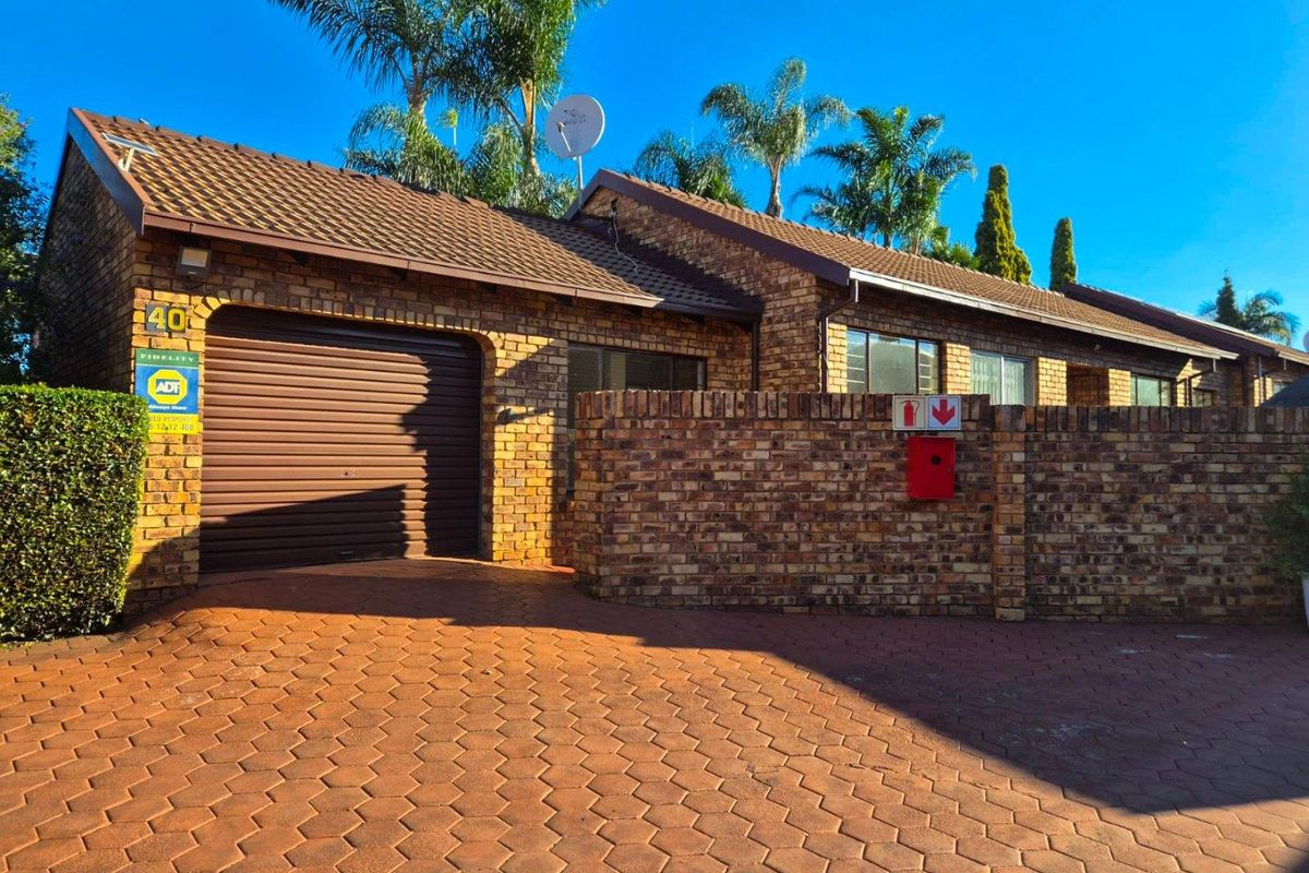 Spacious and light-filled 3-bedroom townhouse available to rent in the sought-after Ilala Palms complex in Eldoraigne. - Photo 2