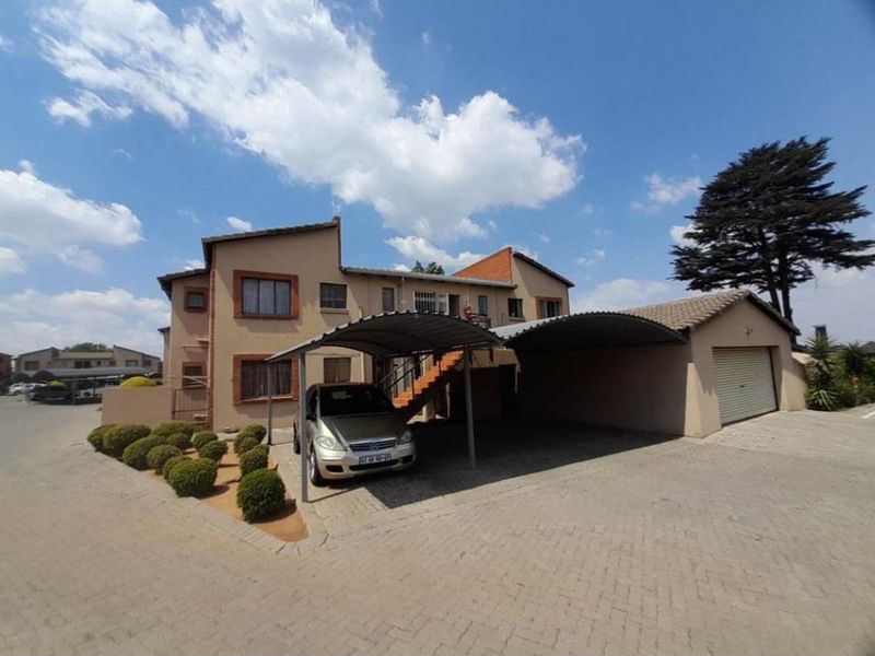 Contemporary Lock-Up-and-Go 2-Bedroom Townhouse in Ravensklip. - Photo 1