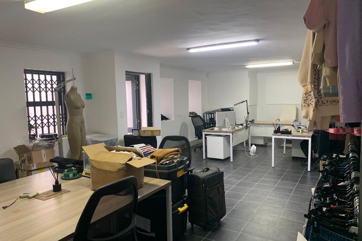 Spacious Warehouse with Office & Mezzanine – Prime Location! - Photo 3