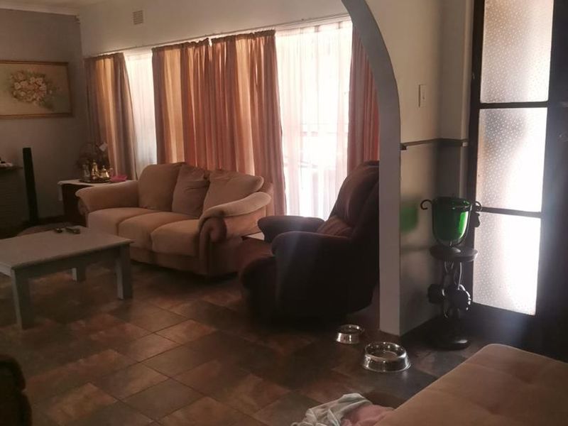 4 Bedroom House For Sale in Vanderbijlpark SE1 - Photo 4