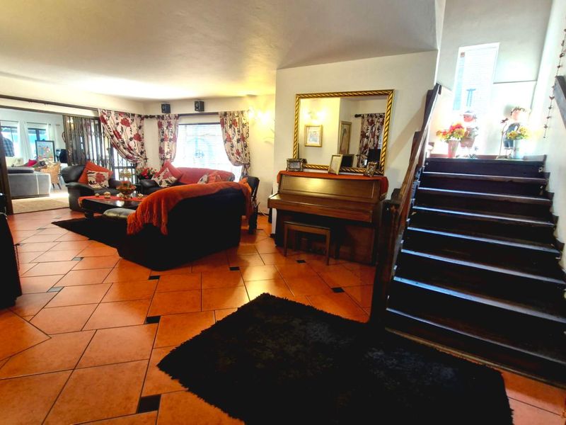 IMMACULATE & EXCEPTIONALLY SPACIOUS FAMILY HOME - Photo 7
