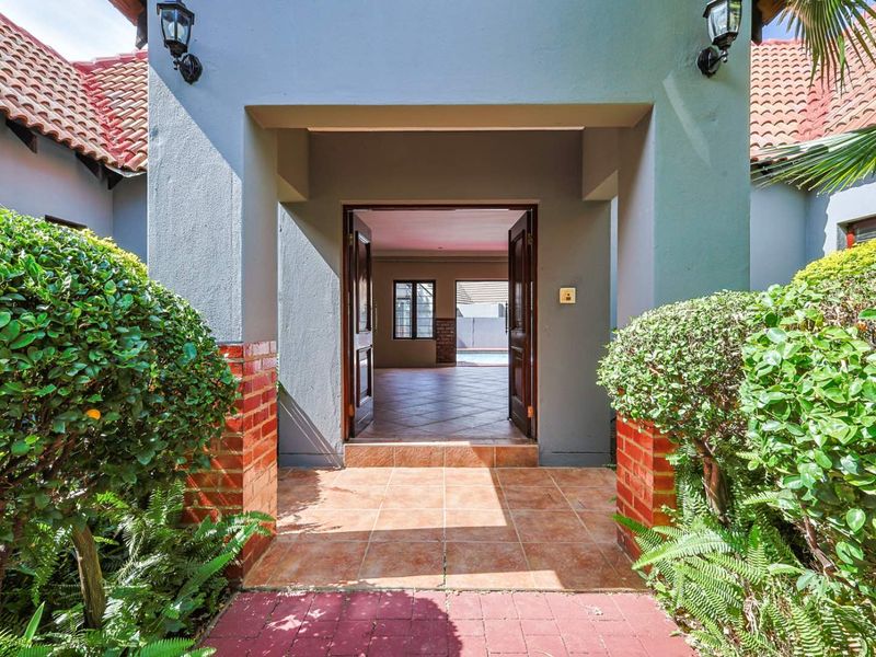 Spacious 4 Bedroom Family Home in Prestigious Security Estate - Photo 2