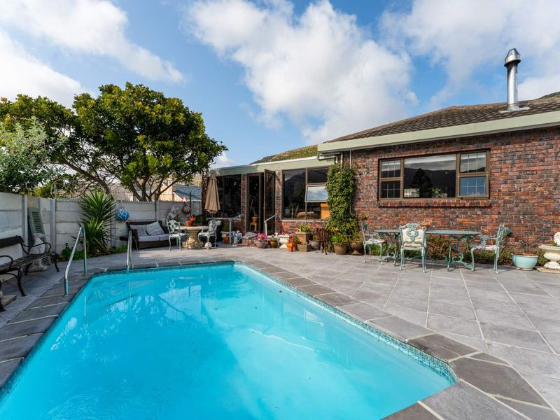 Sunny 4 bedroom,  North facing family home in the heart of the valley for sale!! - Photo 2