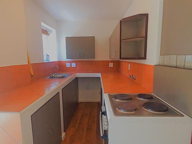 3 Bedroom 3 Bathroom Home - Photo 6