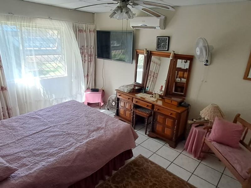 Step into this inviting and well-maintained 3-bedroom home, designed for comfortable family living and effortless entertaining! - Photo 10