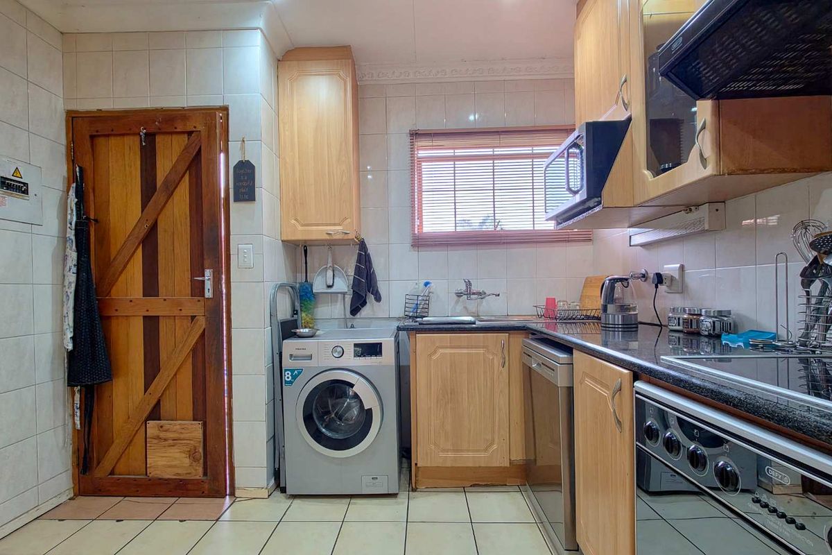 2 Bedroom Townhouse in Meyersdal - Photo 3